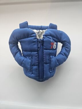 NEW Blue Puffin Drinkwear Puffy Jacket can cooler featuring a Sixers logo.NWOT